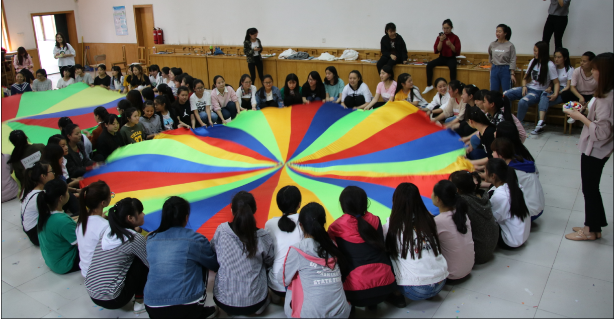 学前教育彩虹伞游戏